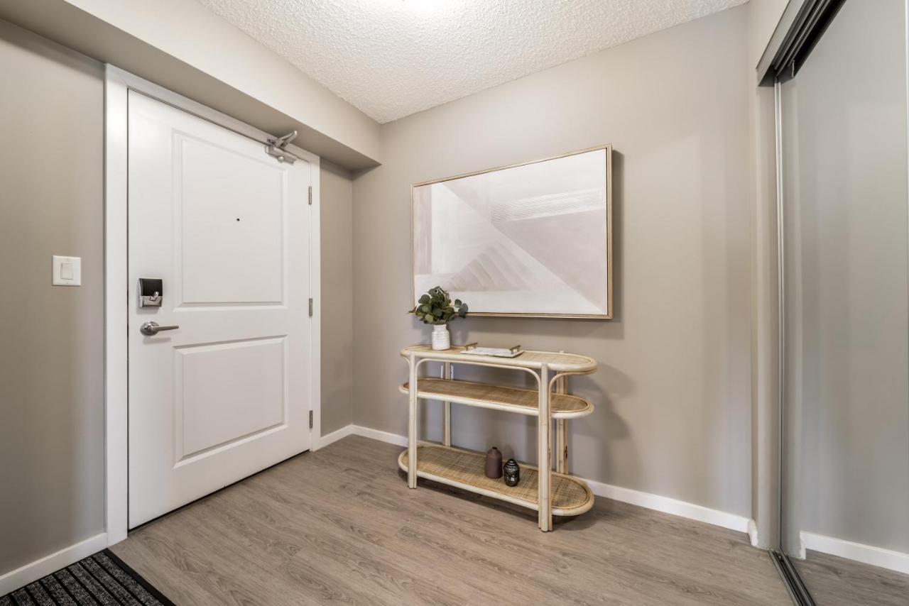 Peaceful Oasis Condo, Ac, Top Floor, Secure Ug Parking, Balcony, King Bed! 埃德蒙顿 外观 照片